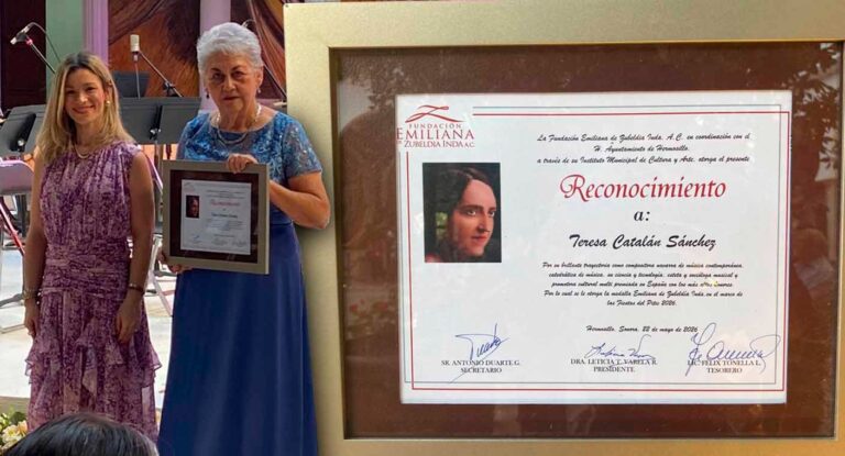 Teresa Catalán recibe la medalla Emiliana de Zubeldía durante las Fiestas del Pitic 2026 en Hermosillo