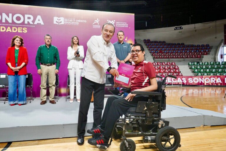 Durazo entrega más de 600 becas deportivas a atletas de Sonora