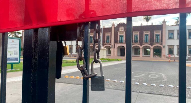 Coloca STAUS banderas rojinegras en Universidad de Sonora tras votar a favor de la huelga