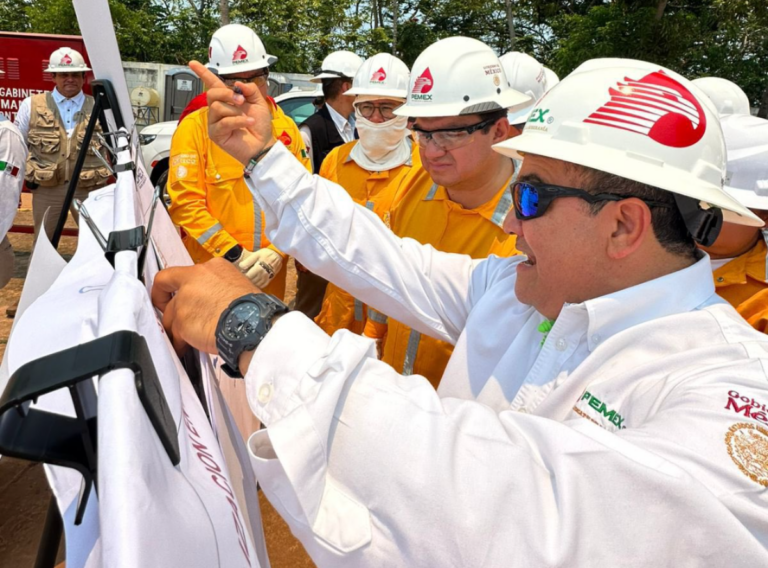 Director de Pemex supervisa obra electromecánica en Campo Bakté, Tabasco