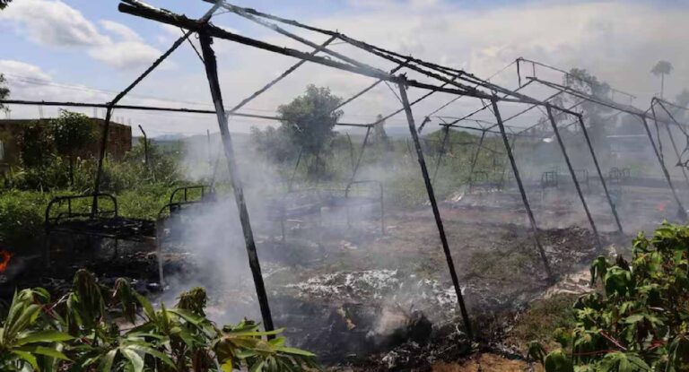 Incendian centro de tratamiento de ébola en Congo; 18 pacientes sospechosos escapan durante ataque
