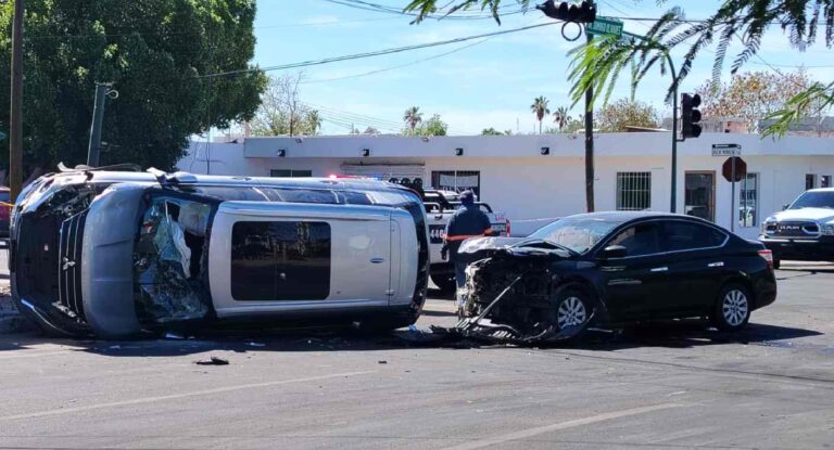 Camioneta vuelca tras choque con sedán al norte de Hermosillo; semáforo resulta dañado