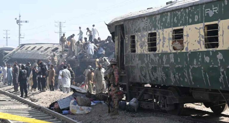 Explosión en tren de Pakistán deja 24 muertos y 70 heridos tras ataque con bomba