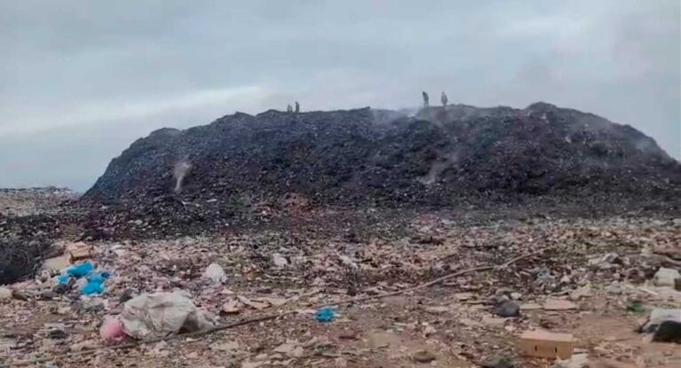 Trabajos continúan para controlar incendio en relleno sanitario de Hermosillo tras más de 24 horas