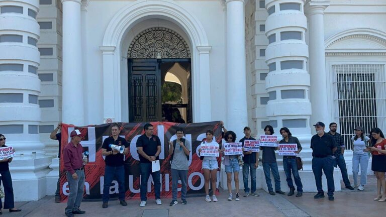 STAUS mantiene protestas en Hermosillo tras fallo laboral que archivó expediente de huelga
