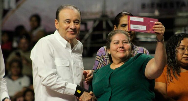 Alfonso Durazo entrega tarjetas de apoyo económico a más de 16 mil familias vulnerables en Sonora