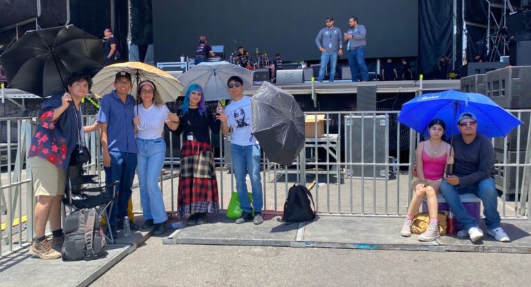 Fans de Molotov y El Tri esperan desde temprano en Foro Rosales durante Fiestas del Pitic en Hermosillo