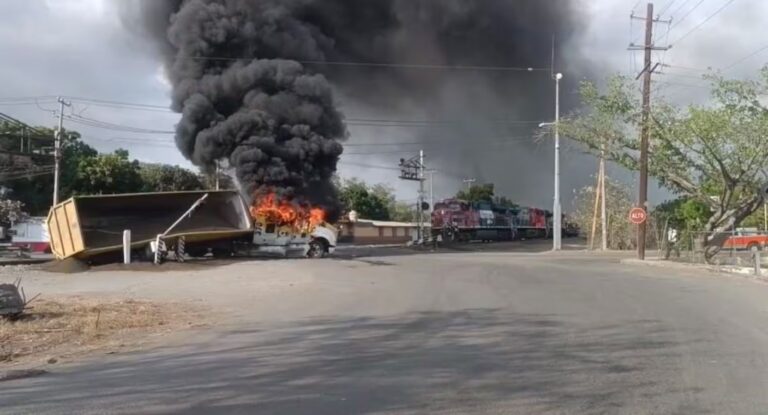 Enfrentamiento en Colima deja un muerto, policías heridos y narcobloqueos con vehículos incendiados