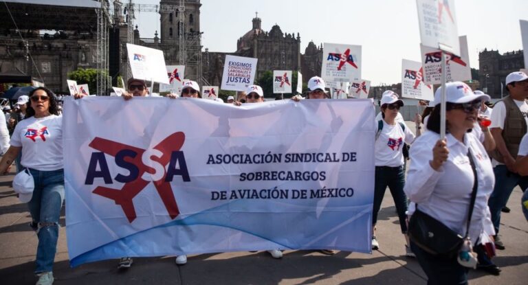 Sobrecargos de Aeroméxico emplazan a huelga para el 1 de junio por conflicto salarial