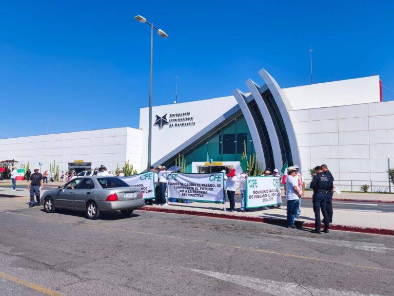Jubilados de la CFE realizan protesta en el aeropuerto de Hermosillo