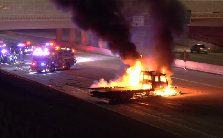 Hombre fallece tras incendio de grúa en autopista de Arizona