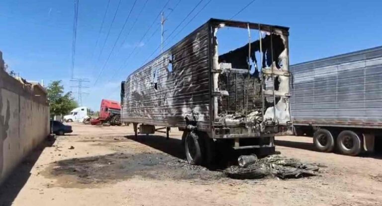 Incendio consume caja de tráiler en lote baldío al norte de Hermosillo