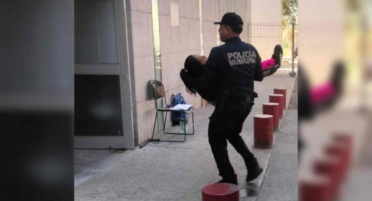 Policías trasladan de emergencia a mujer tras picadura de alacrán en Hermosillo