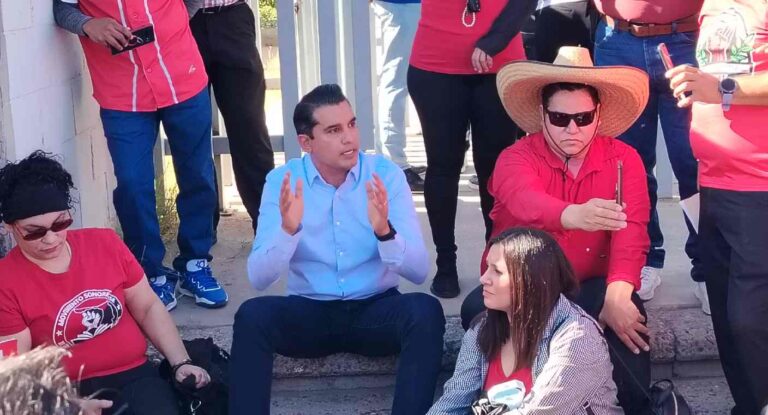 Maestros federales mantienen plantón frente a la SEC en Hermosillo; secretario de Educación dialoga con ellos