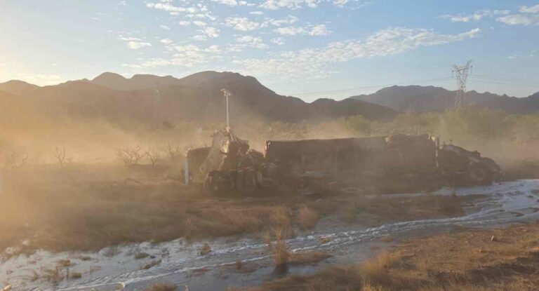 Vuelca pipa doble remolque con miles de litros de diésel en carretera Guaymas-Hermosillo