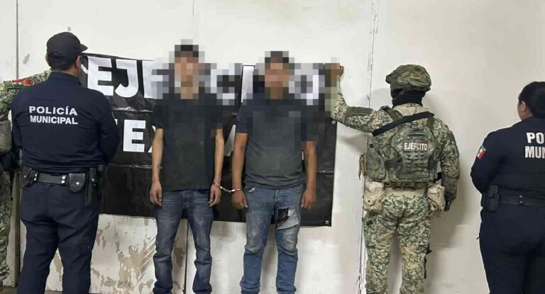 Detienen a dos jóvenes armados tras persecución y disparos contra policías en Hermosillo Detienen a dos jóvenes armados tras persecución y disparos contra policías en Hermosillo