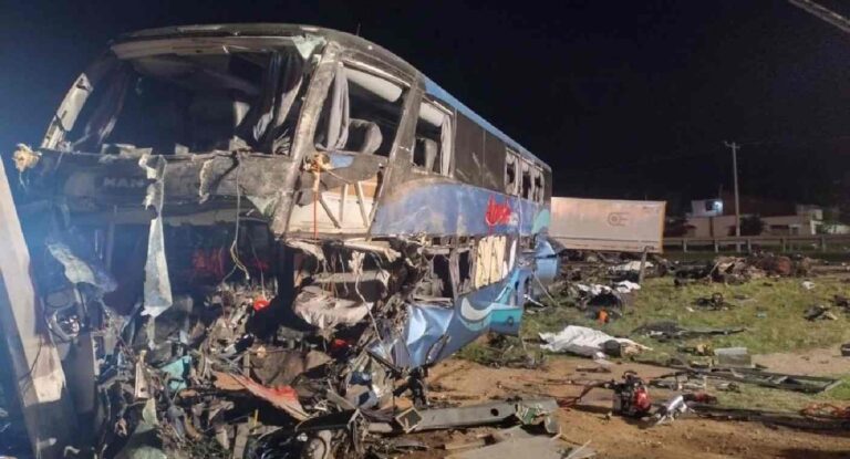 Choque entre tráiler y camión de pasajeros deja cinco muertos y once heridos en Sonora Choque entre tráiler y camión de pasajeros deja cinco muertos y once heridos en Sonora