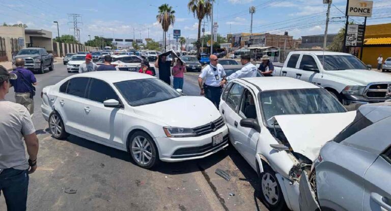 Accidente múltiple con siete vehículos deja dos heridos al norte de Hermosillo