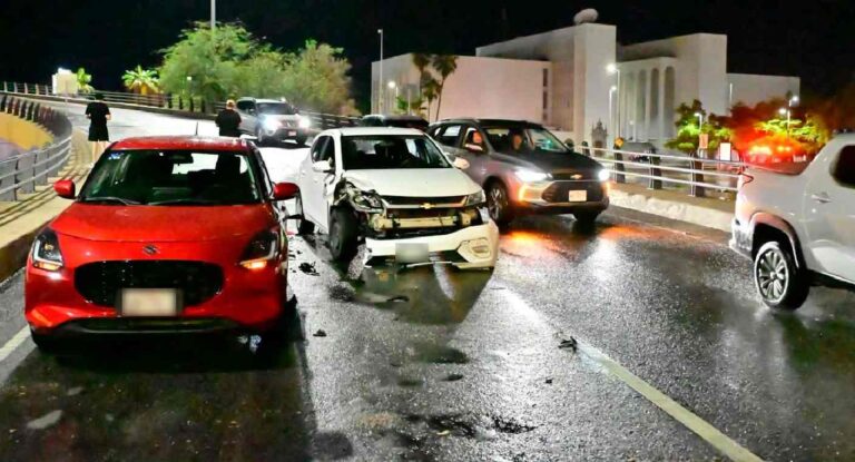 Choque bajo el puente de Luis Encinas provoca daños materiales en Hermosillo durante lluvia Choque bajo el puente de Luis Encinas provoca daños materiales en Hermosillo durante lluvia