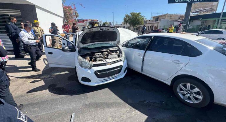 Dos personas resultan lesionadas tras choque en el centro de Hermosillo por vehículo que ignoró semáforo Dos personas resultan lesionadas tras choque en el centro de Hermosillo por vehículo que ignoró semáforo