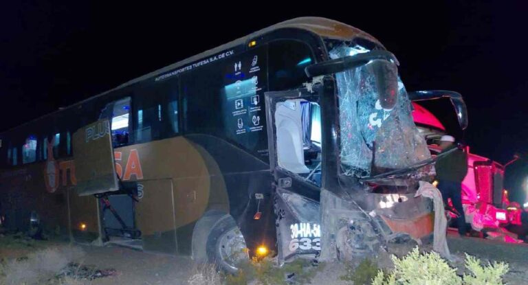 Siete lesionados tras salida de camino de autobús en carretera Sonoyta-SLRC