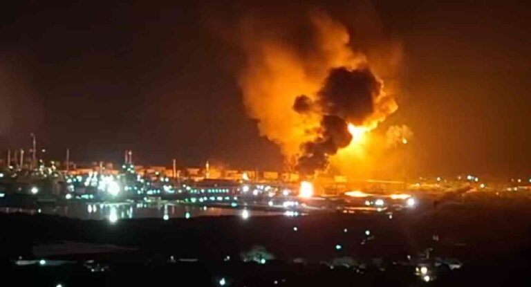 Fuga de combustóleo en refinería de Oaxaca causa incendio y moviliza cuerpos de emergencia