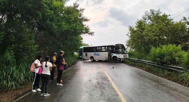 Autobús invade carril y causa choque múltiple en Hermosillo con varios heridos