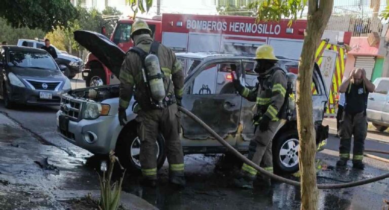 Vehículo se incendia al salir de cochera en el norte de Hermosillo y queda en pérdida total