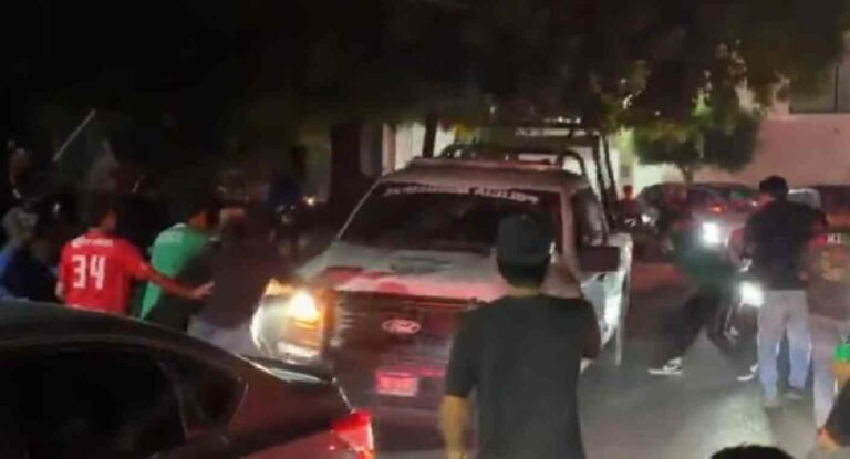 Policías disparan al aire para dispersar a aficionados que agitaron patrulla en Michoacán tras triunfo de México