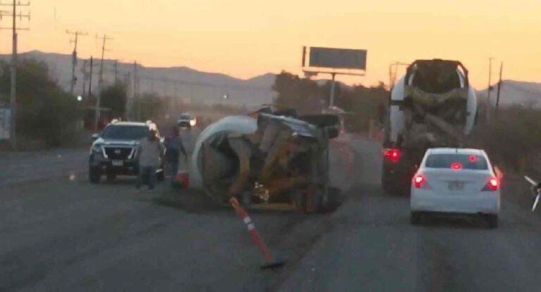 Camión revolvedora vuelca tras perder el control en carretera Hermosillo-Bahía de Kino