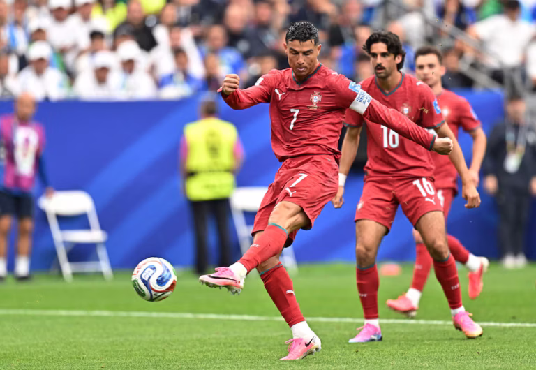 Portugal vence a Uzbekistán con goleada y Cristiano Ronaldo marca un nuevo récord