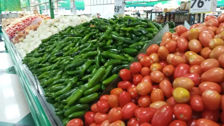 Jitomate y chile serrano mantienen precios altos en supermercados de Sonora