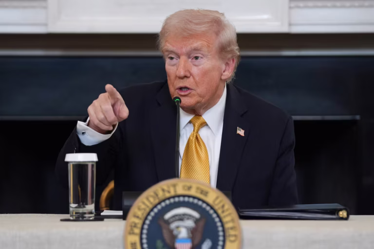 Trump advierte sobre posible presión adicional a México y cuestiona futuro del T-MEC Trump advierte sobre posible presión adicional a México y cuestiona futuro del T-MEC