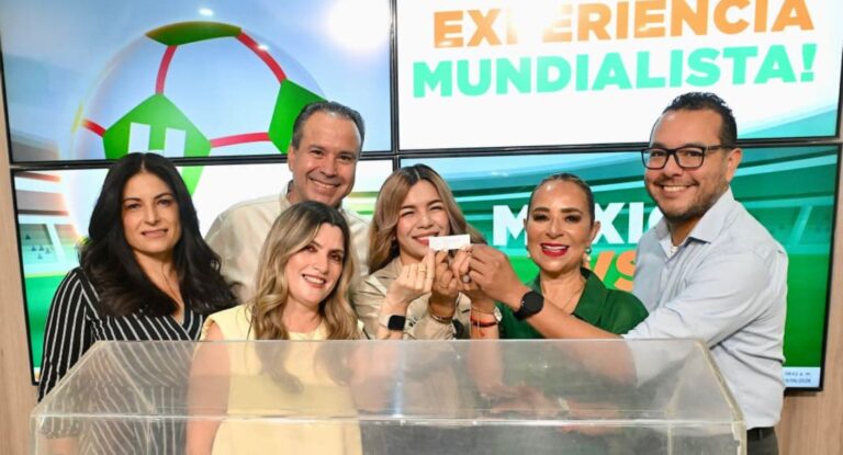 Toño Astiazarán premia a hermosillense con viaje para México vs Chequia por pago puntual del predial