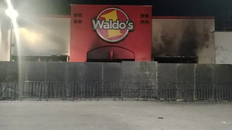 Peritos retiran transformador en Waldo’s como parte de la investigación
