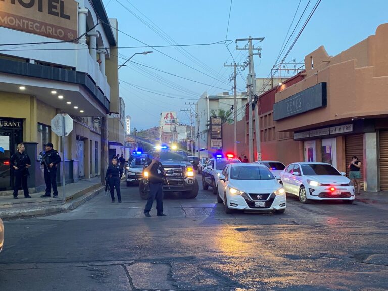Muere policía tras ataque a balazos en bar del centro de Hermosillo