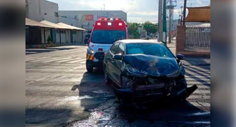 Choque en el centro de Hermosillo deja dos vehículos con daños graves Choque en el centro de Hermosillo deja dos vehículos con daños graves