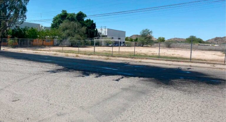 Derrame de chapopote afecta vialidad frente a primaria en Hermosillo
