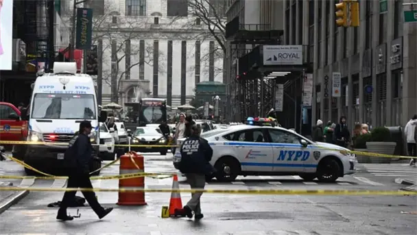 Adolescente detenido tras riña con apuñalamiento en Times Square Adolescente detenido tras riña con apuñalamiento en Times Square