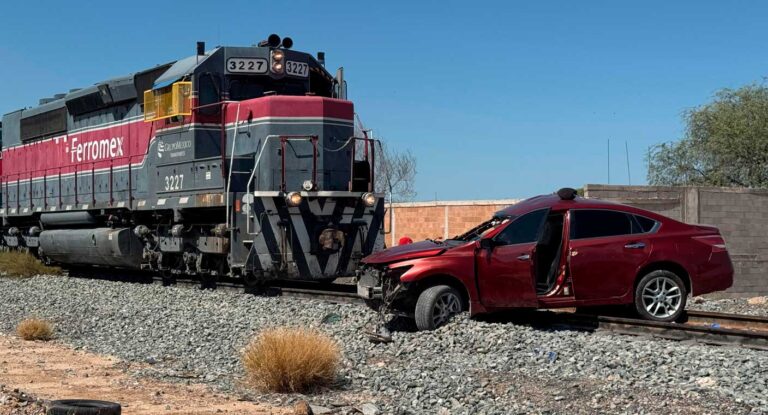 Una persona resulta lesionada tras choque entre auto y tren de carga en el oriente de Hermosillo