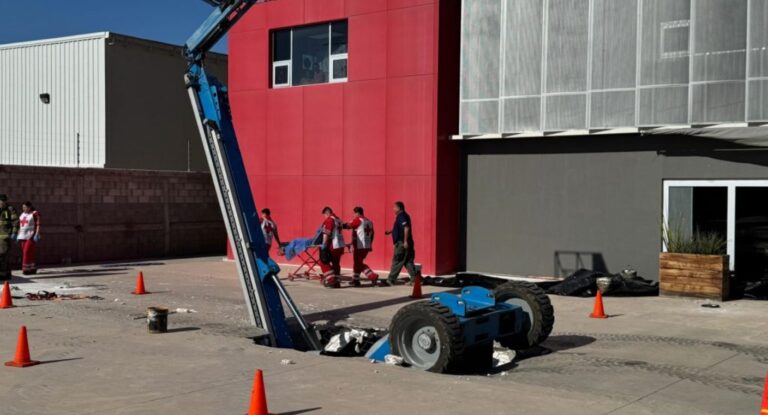 Dos trabajadores fallecen tras desplome de grúa en plaza comercial de Hermosillo