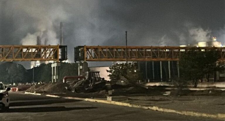 Tres trabajadores resultan lesionados tras flamazo en refinería de Pemex en Oaxaca