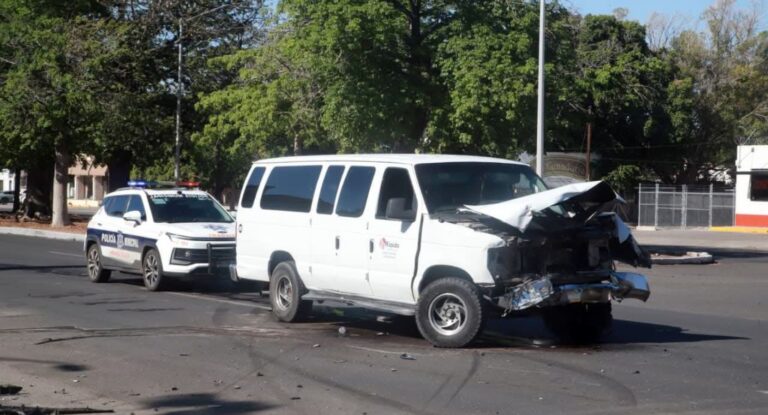 Accidente vehicular en el norte de Hermosillo solo causó daños materiales Accidente vehicular en el norte de Hermosillo solo causó daños materiales