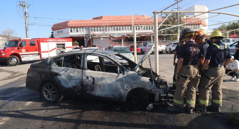 Auto se incendia en estacionamiento junto al Centro de Gobierno de Hermosillo; conductor sale ileso
