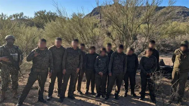 Detienen en Nogales a 12 migrantes que buscaban cruzar a Estados Unidos Detienen en Nogales a 12 migrantes que buscaban cruzar a Estados Unidos