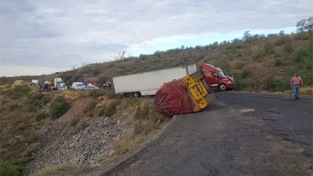 Carretera Cananea-Ímuris cerrada por volcadura de tráiler con carga de madera Carretera Cananea-Ímuris cerrada por volcadura de tráiler con carga de madera