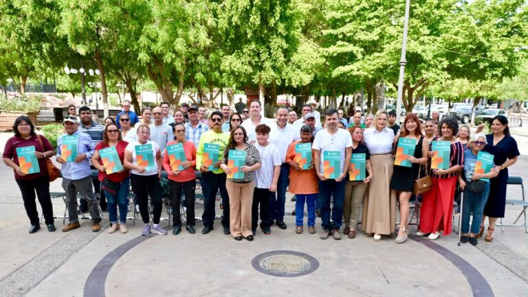 Gobierno de Hermosillo entrega 50 títulos de propiedad a familias de 25 colonias