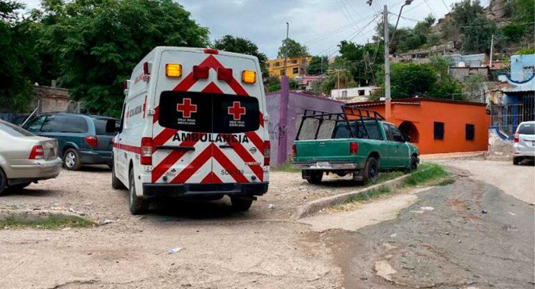 Niña queda inconsciente tras caída en escaleras en Hermosillo; policías la trasladan al Hospital Infantil Niña queda inconsciente tras caída en escaleras en Hermosillo; policías la trasladan al Hospital Infantil