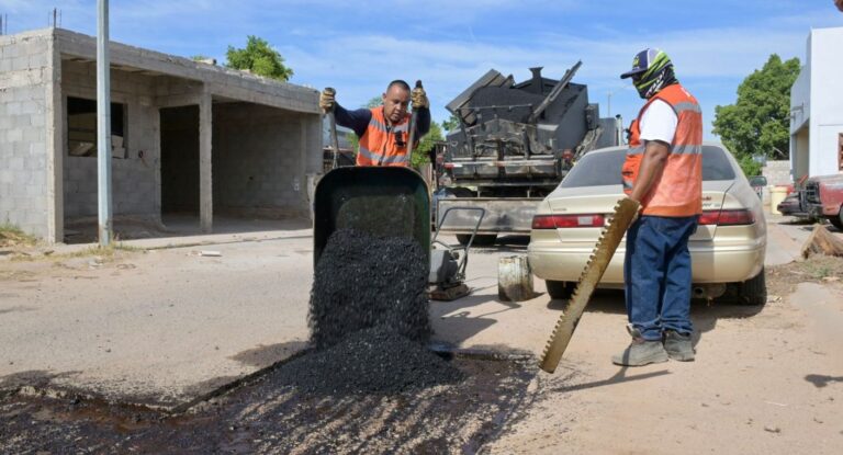 Toño Astiazarán impulsa operativo de bacheo en Puerta Real Etapa VIII Toño Astiazarán impulsa operativo de bacheo en Puerta Real Etapa VIII