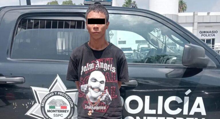 Detienen a hombre que amenazó con machete a una mujer en Monterrey